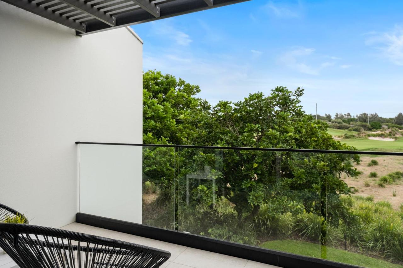 דה אינטרנס Pullman Magenta Shores Resort מראה חיצוני תמונה Balcony with a view of the golf course