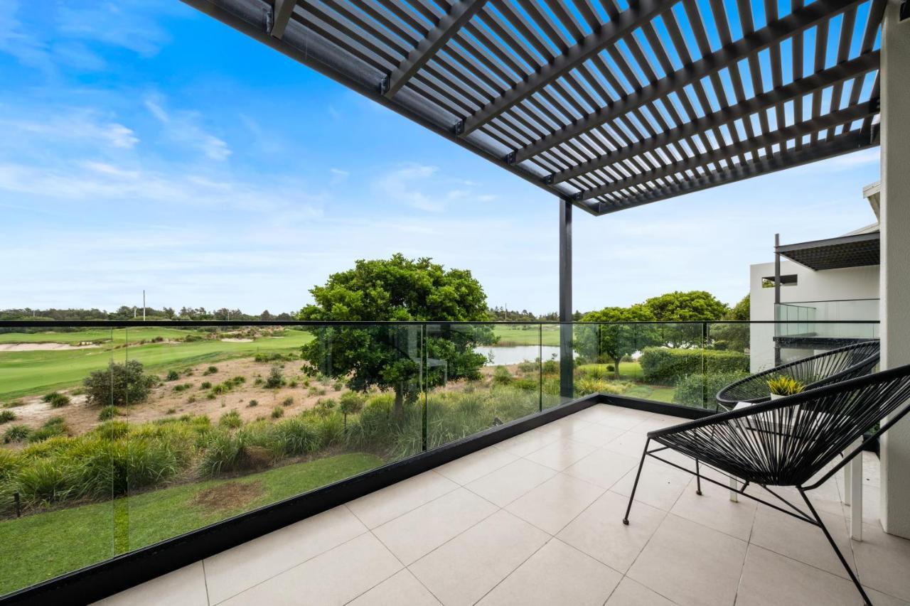 דה אינטרנס Pullman Magenta Shores Resort מראה חיצוני תמונה Balcony of a typical apartment at the clubhouse