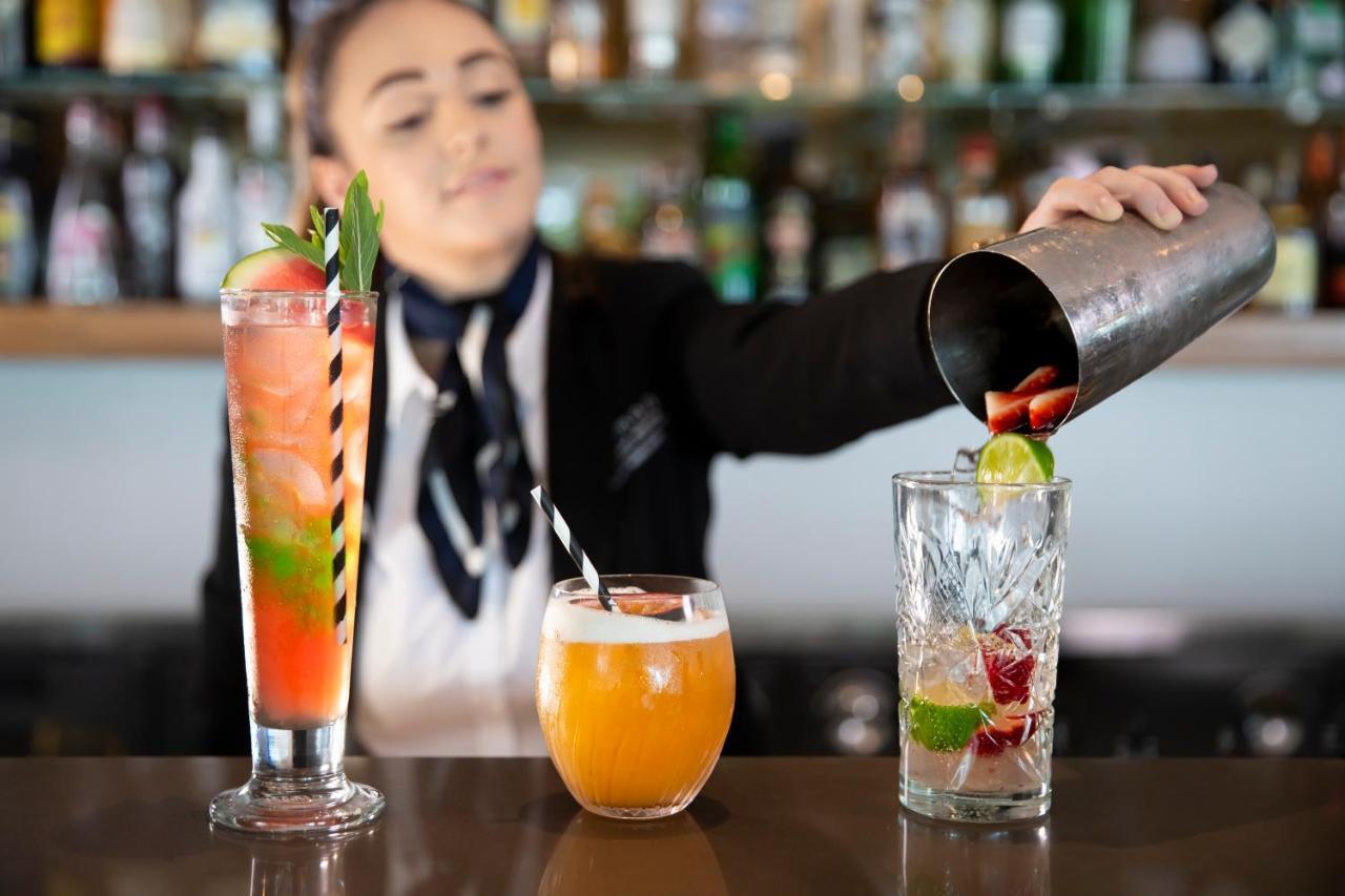 דה אינטרנס Pullman Magenta Shores Resort מראה חיצוני תמונה A bartender pouring a drink