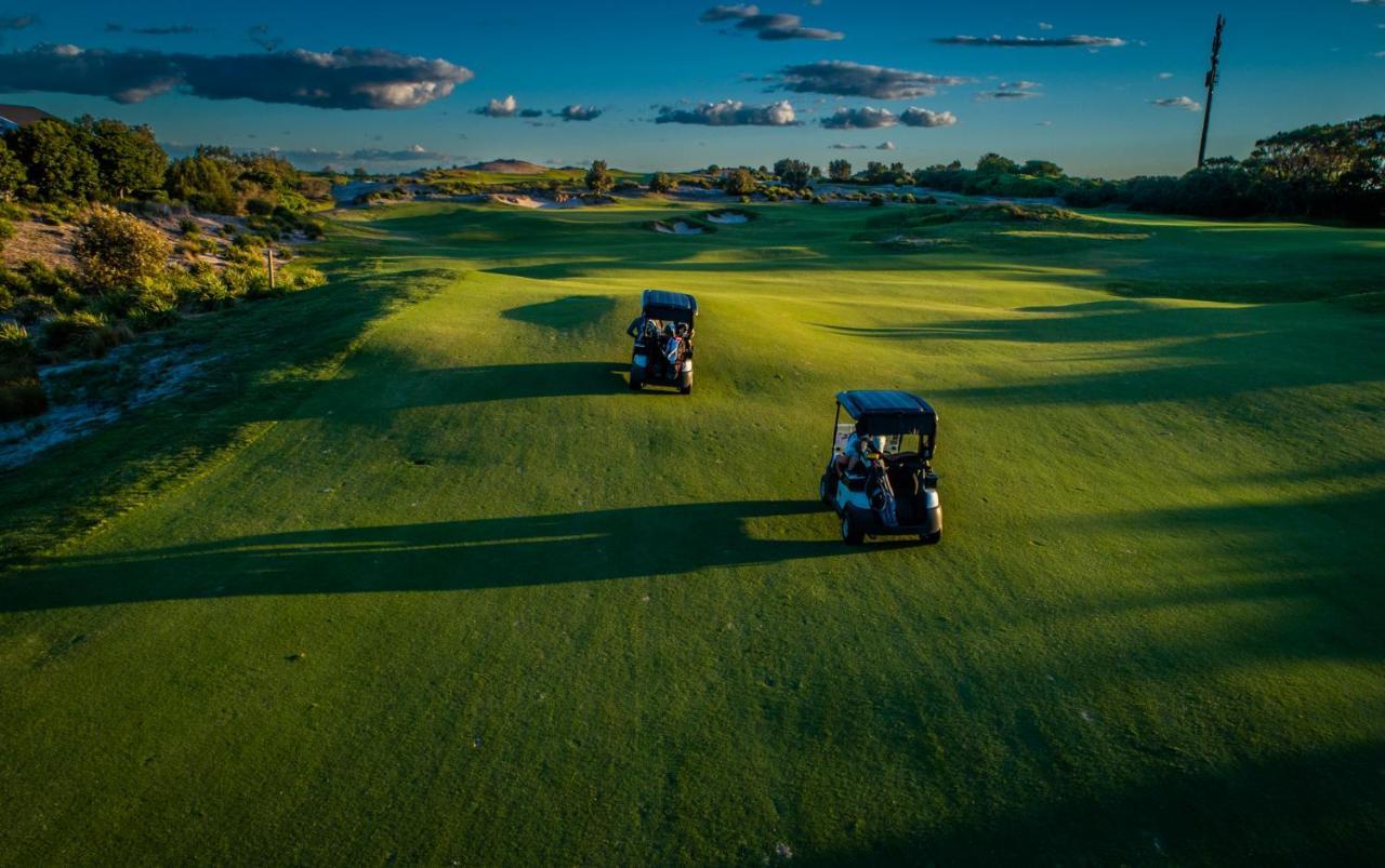 דה אינטרנס Pullman Magenta Shores Resort מראה חיצוני תמונה Golf carts on the green
