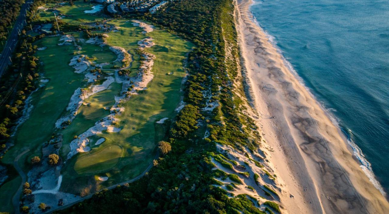 דה אינטרנס Pullman Magenta Shores Resort מראה חיצוני תמונה Aerial view of the 18th hole at the 2018 U.S. Open