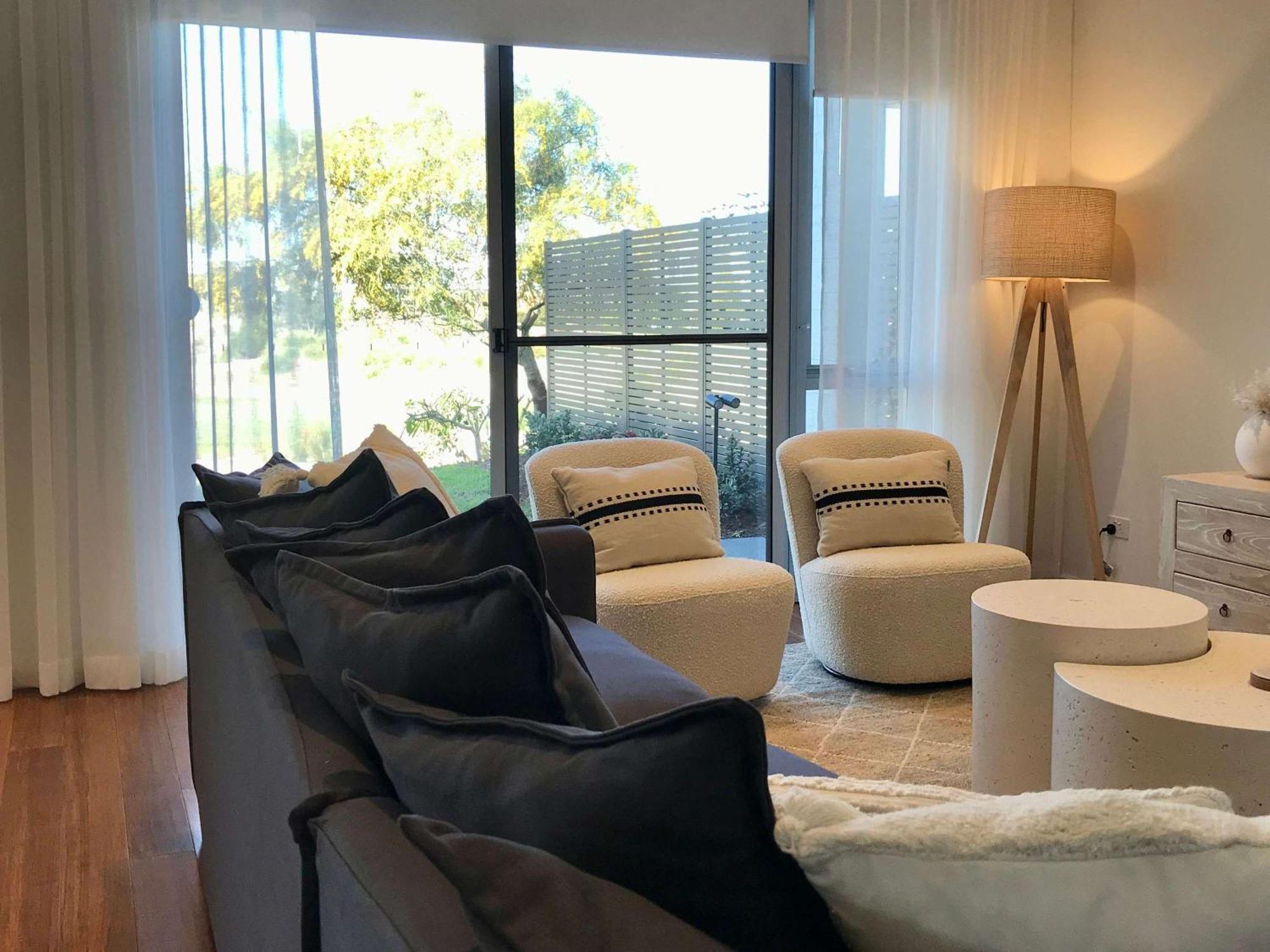 דה אינטרנס Pullman Magenta Shores Resort מראה חיצוני תמונה A living room in a typical apartment at the complex
