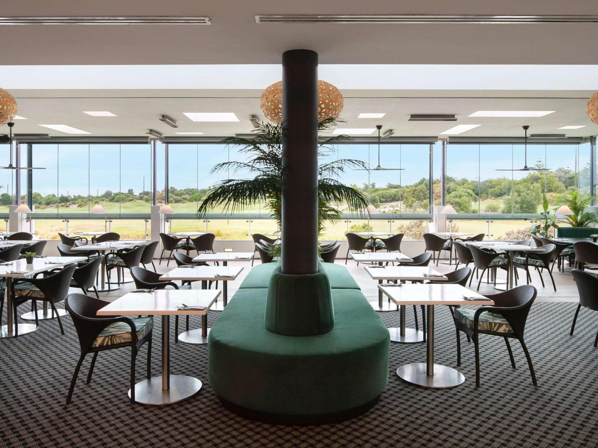 דה אינטרנס Pullman Magenta Shores Resort מראה חיצוני תמונה The restaurant at the clubhouse