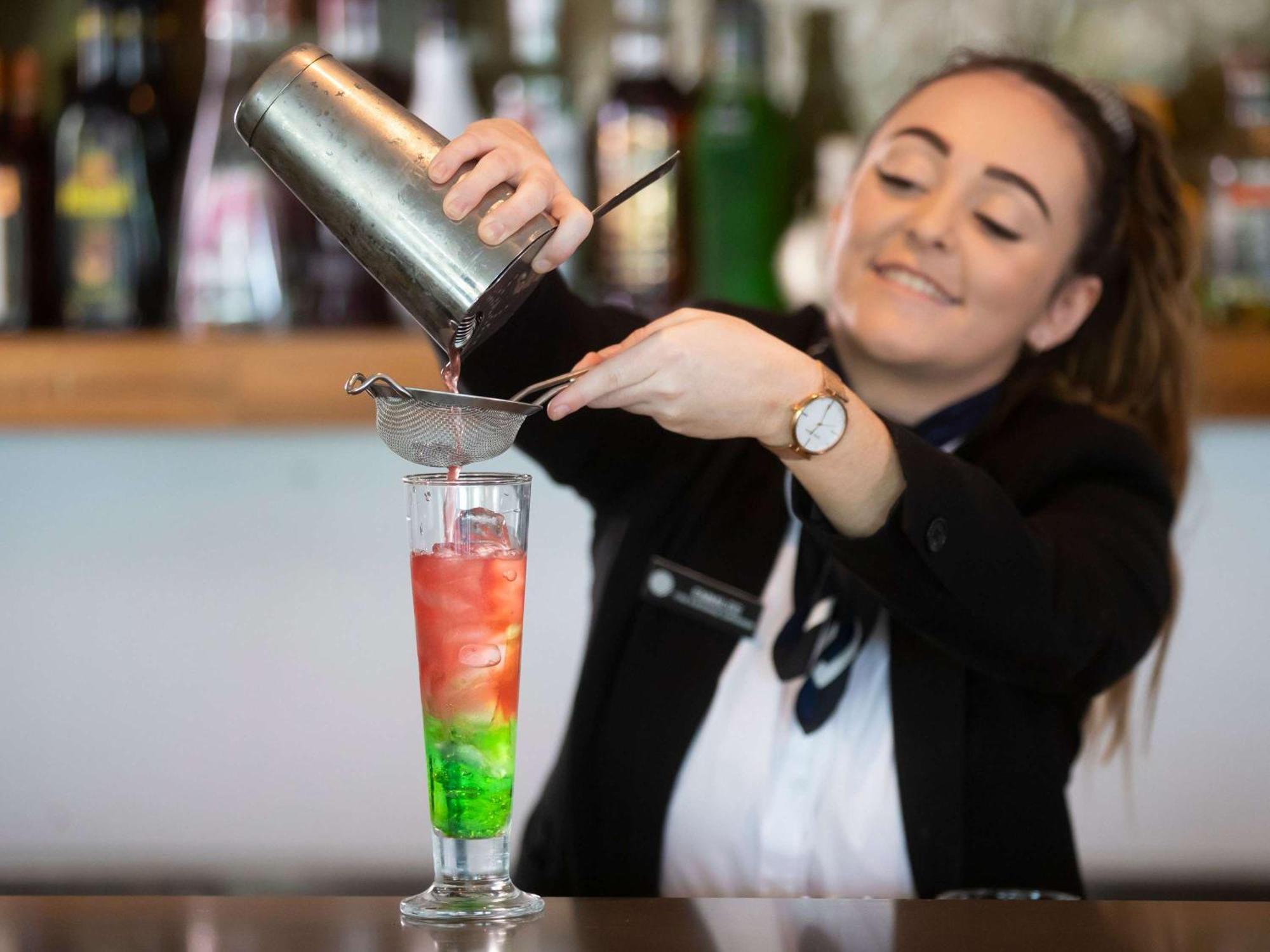 דה אינטרנס Pullman Magenta Shores Resort מראה חיצוני תמונה A bartender preparing a cocktail