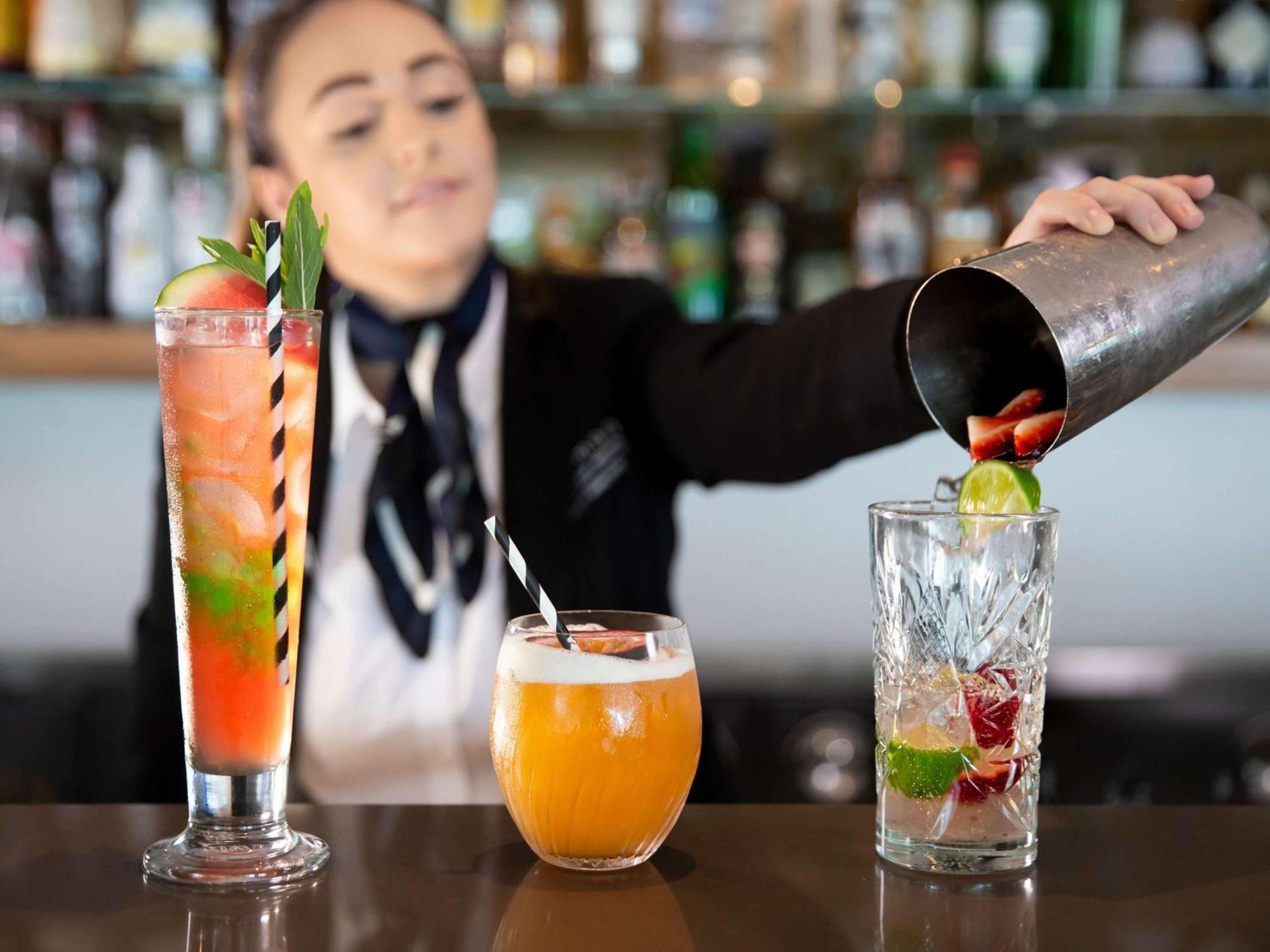 דה אינטרנס Pullman Magenta Shores Resort מראה חיצוני תמונה A bartender mixing drinks