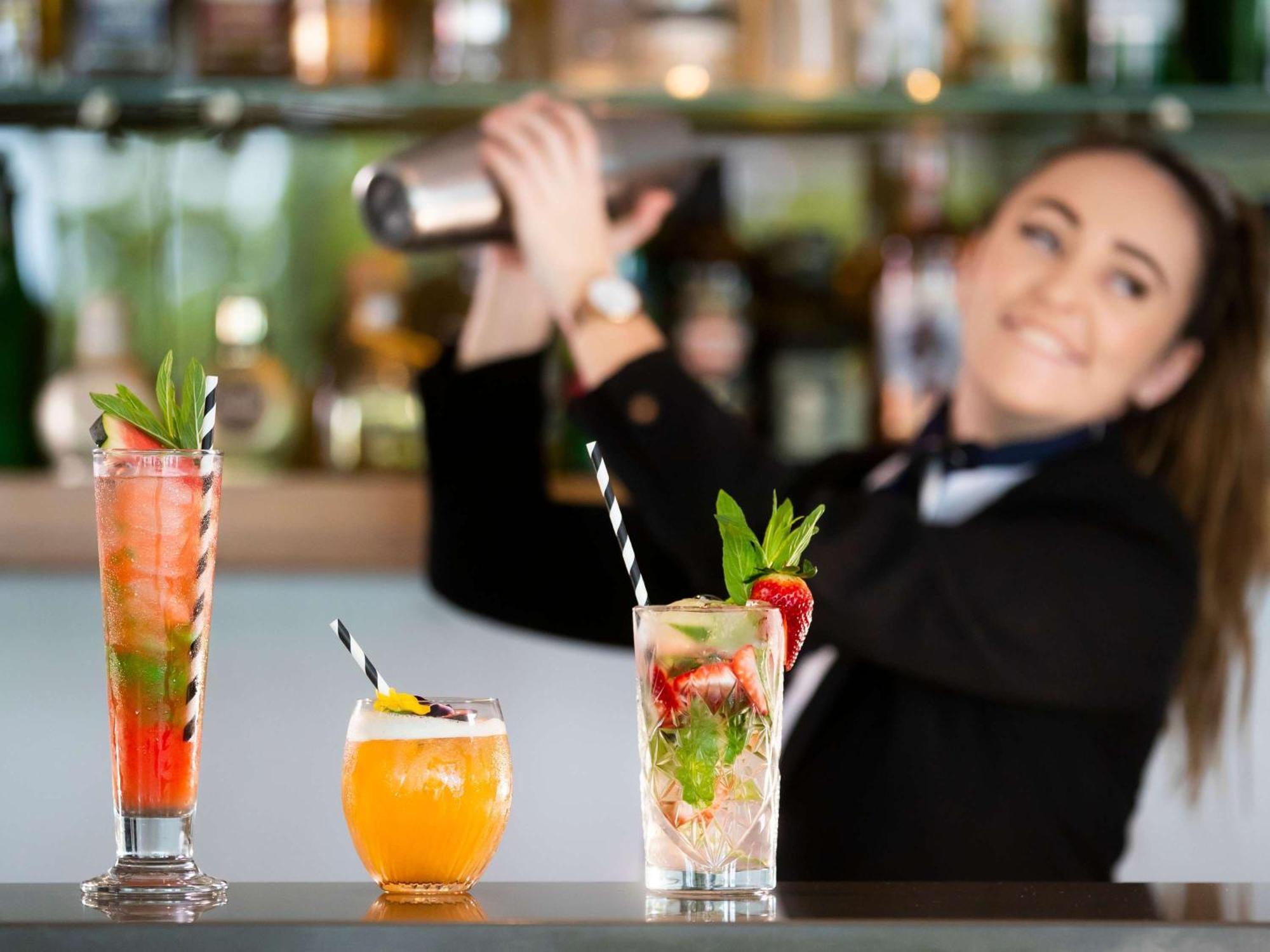 דה אינטרנס Pullman Magenta Shores Resort מראה חיצוני תמונה A bartender shaking a cocktail